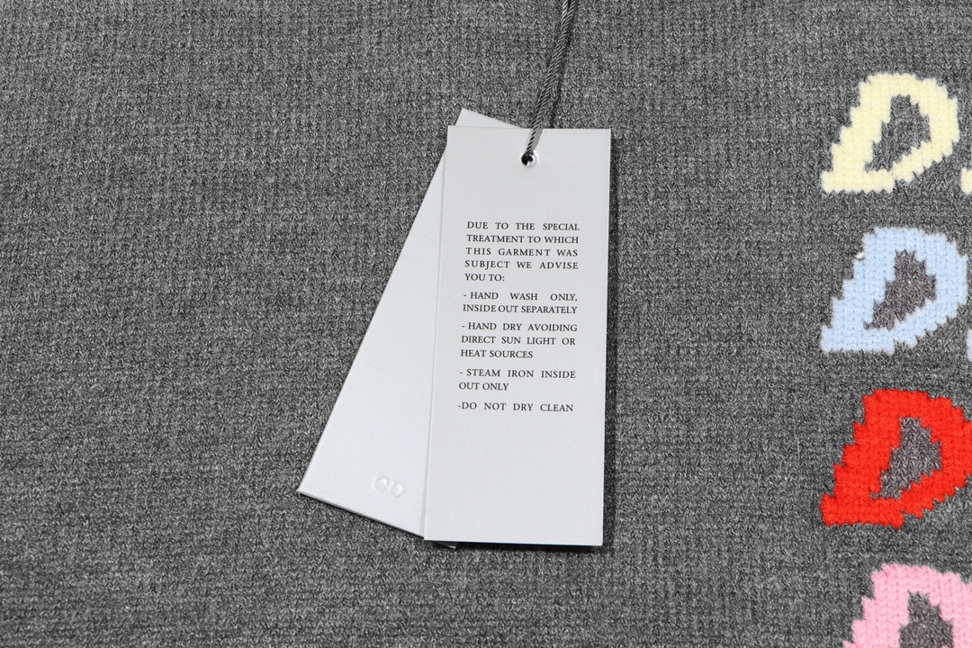 【DIOR 公式旗艦店】ディオール  セーター好評に付き再入荷！