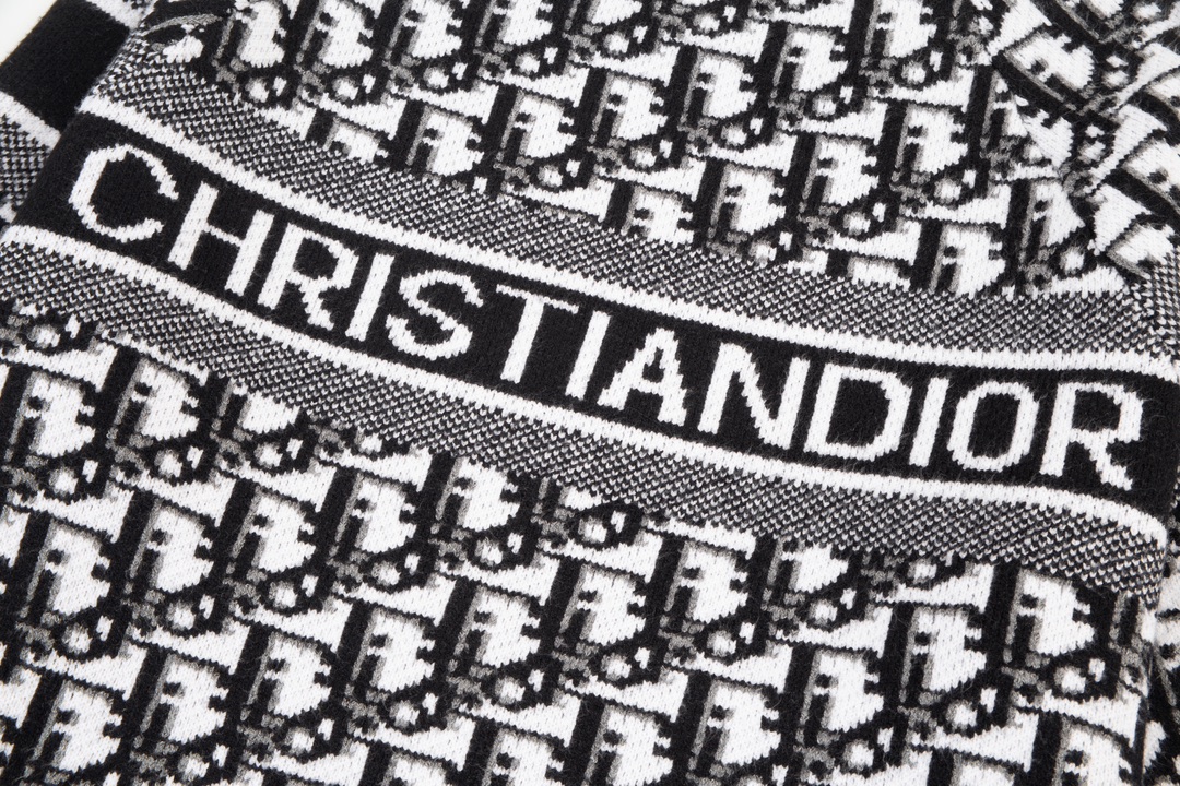 【DIOR 公式旗艦店】ディオール  セーター好評に付き再入荷！