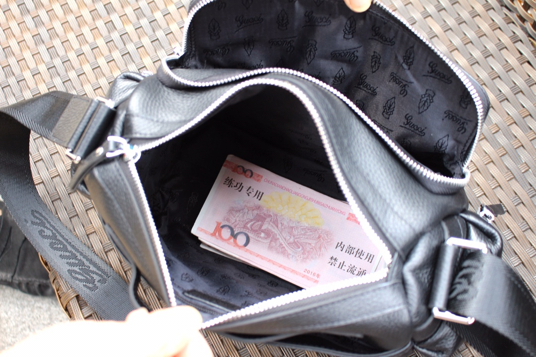 【GUCCI 公式旗艦店】 グッチ 斜めがけバッグ 当日出荷 好評に付き再入荷！31*23*18CM