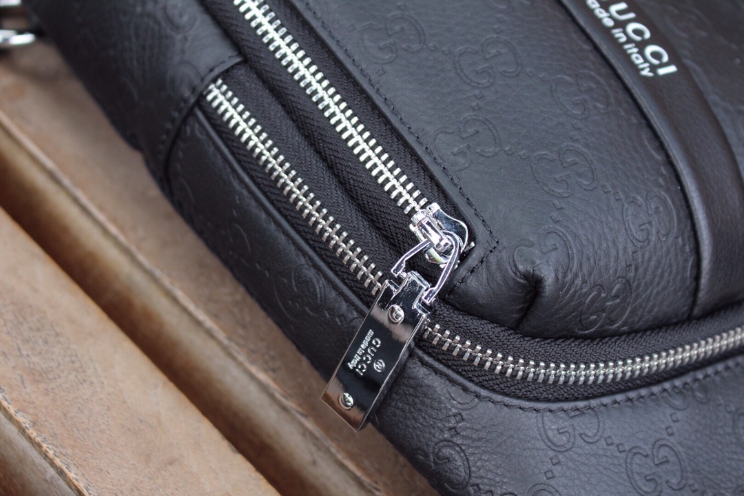 【GUCCI 公式旗艦店】 グッチ  胸ポケット当日出荷 好評に付き再入荷！18*32*7CM