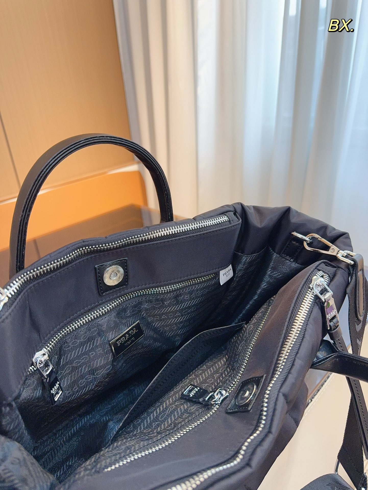 【PRADA  公式旗艦店】プラダ  斜めがけバッグ 当日出荷 好評に付き再入荷！28*18*23CM