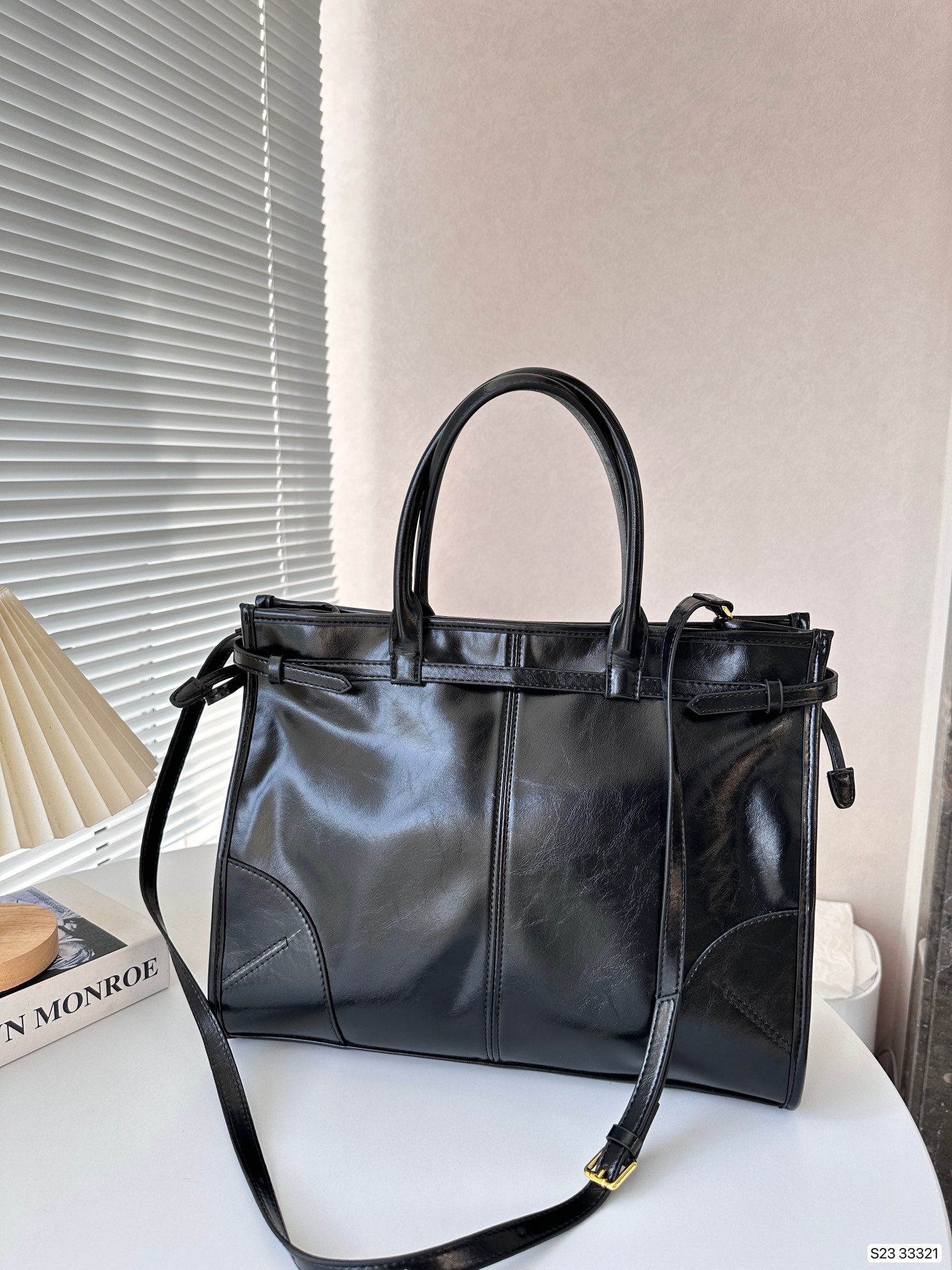 【PRADA 公式旗艦店】 プラダ  斜めがけバッグ当日出荷 好評に付き再入荷24*16CM