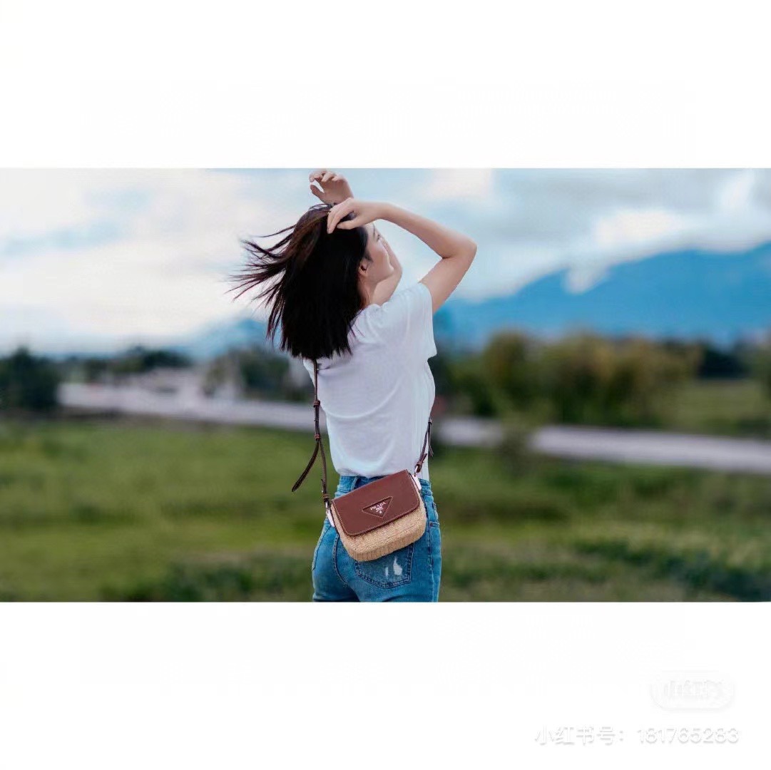 【PRADA  公式 旗艦店】プラダ  斜めがけバッグ 当日出荷 好評に付き再入荷！26*16CM 240719