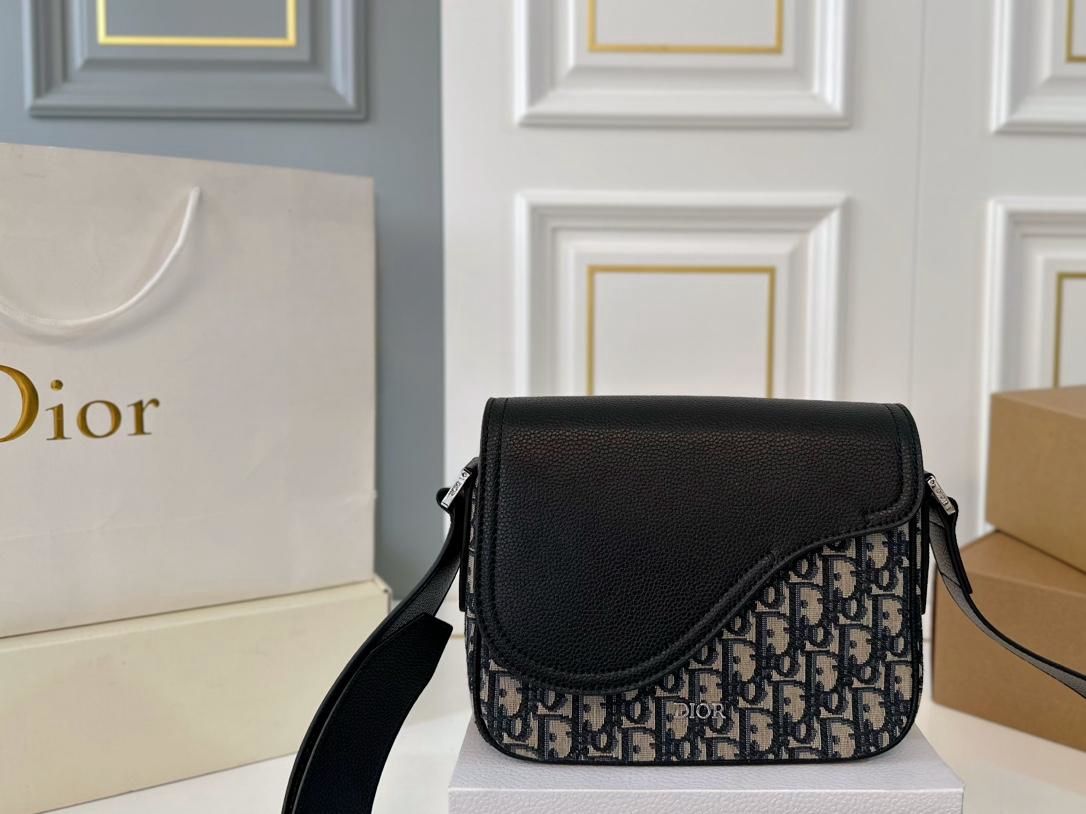 【DIOR公式旗艦店】ディオール  斜めがけバッグ 当日出荷 好評に付き再入荷！23*18CM 240720