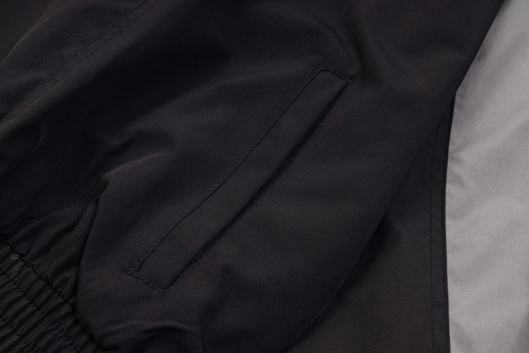 【BALENCIAGA 公式旗艦店】 バレンシアガ  ジャケット着 好評に付き再入荷 240827