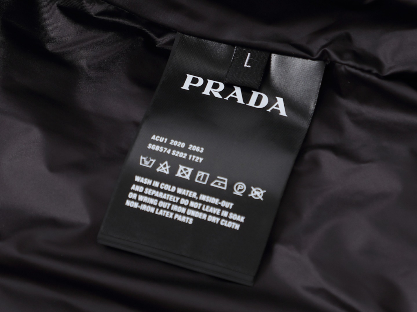 【PRADA 公式旗艦店】プラダ ダウンベスト 当日出荷 好評に付き再入荷！241009