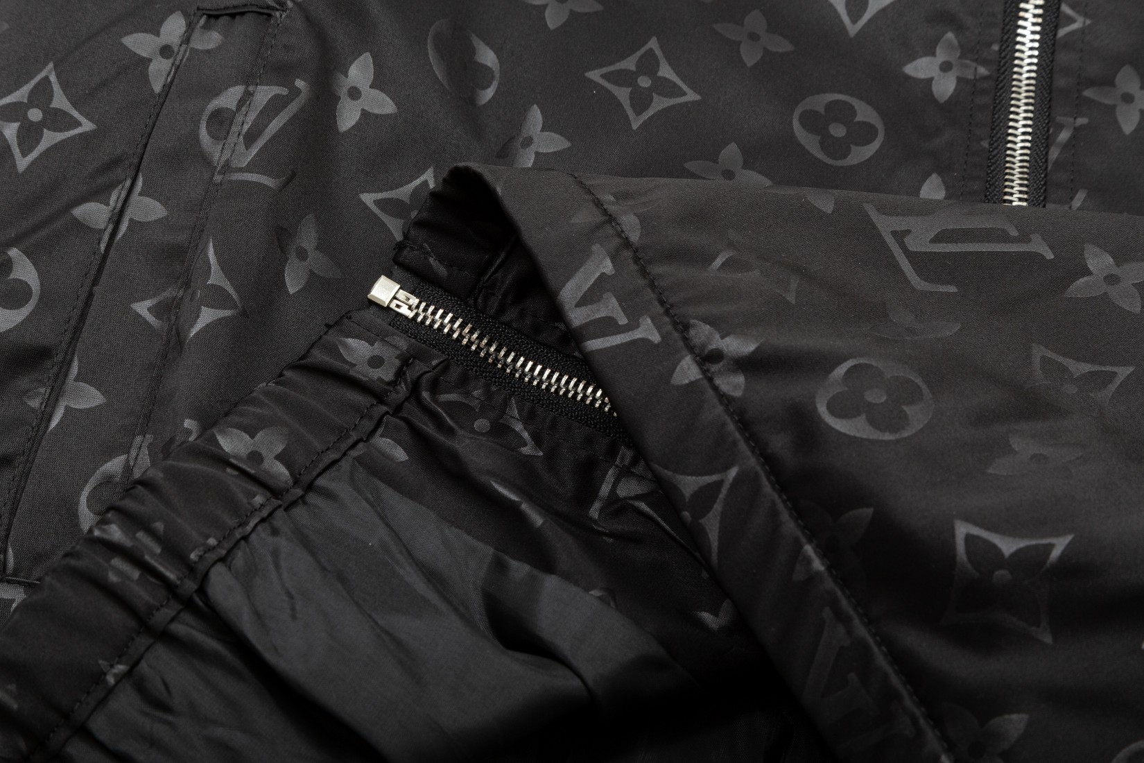 【LOUIS VUITTON 公式旗艦店】ルイヴィトン  ジャケット着 ご好評に付き再入荷！241021