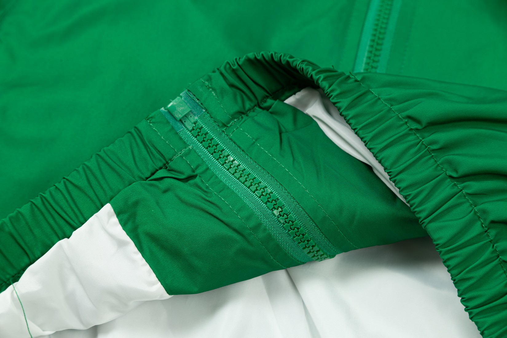 【GUCCI  公式旗艦店】グッチ  ジャケット着 ご好評に付き再入荷！241021