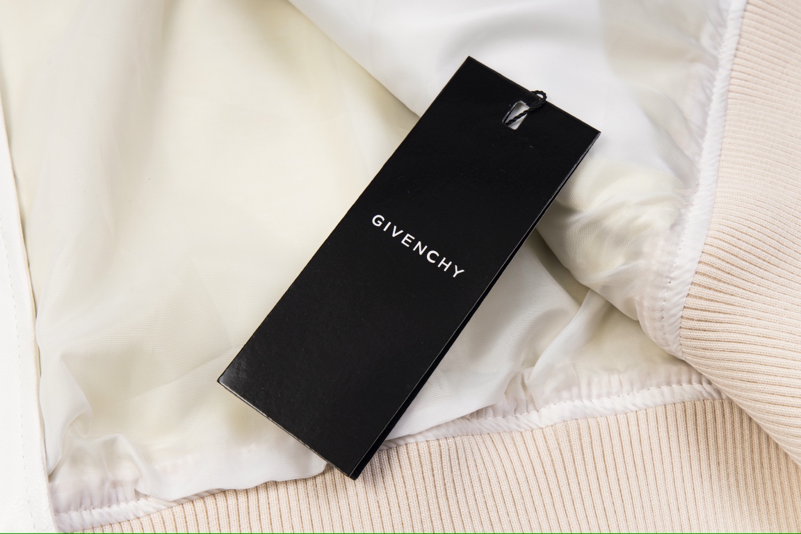 【GIVENCHY 公式旗艦店】ジバンシー  ジャケット着 ご好評に付き再入荷！241021