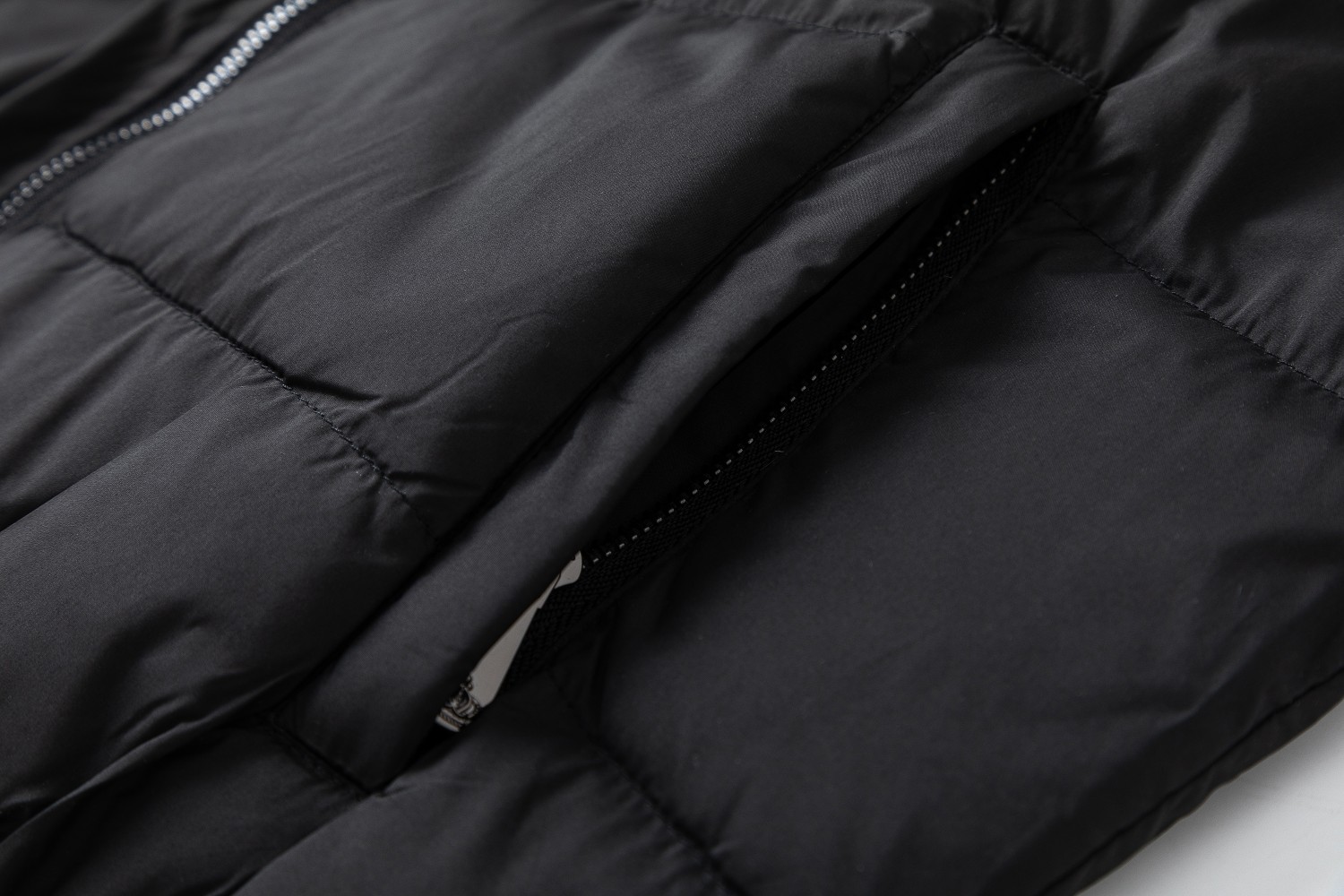 【BURBERRY  公式旗艦店】バーバリー   ダウンジャケット ご好評に付き再入荷！241102