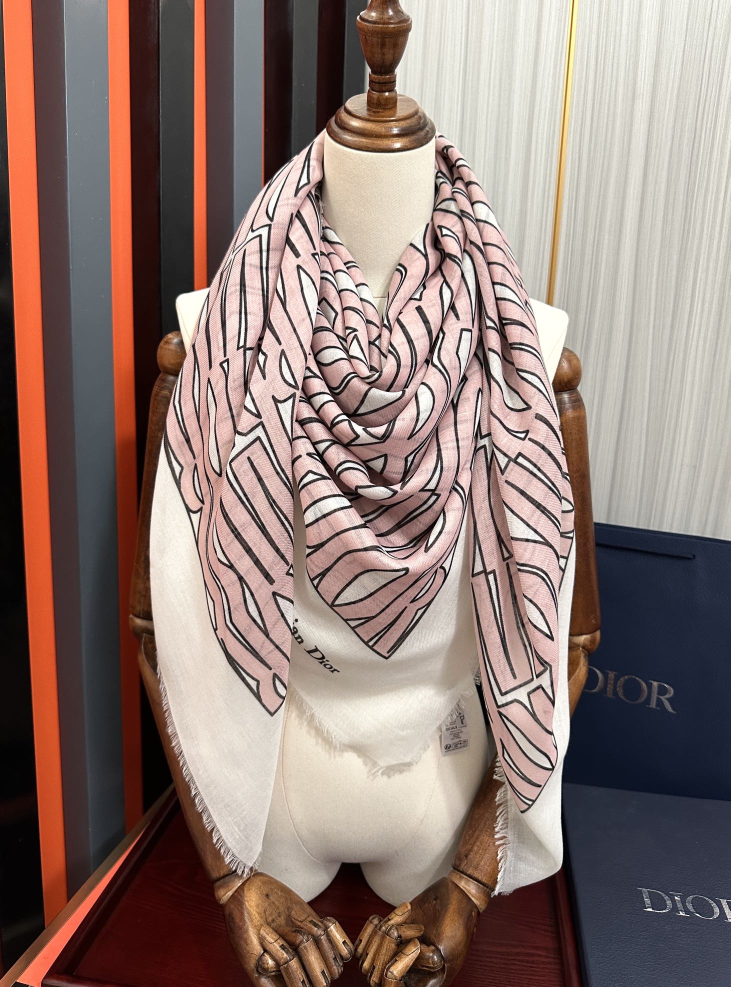 【DIOR  ディオール 】スカーフ  140*140cm  241108