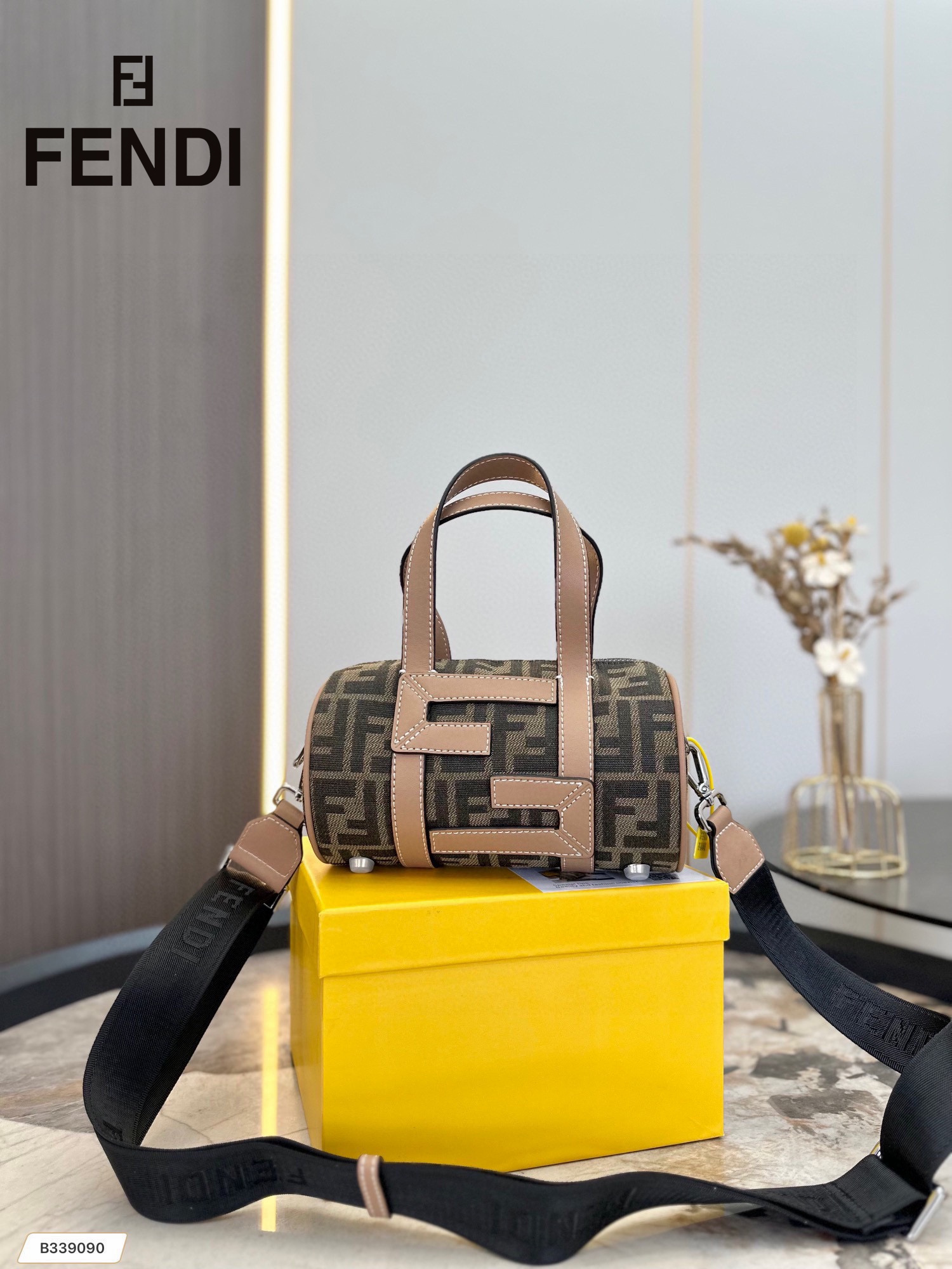 【FENDI  公式 旗艦店】フェンディ  ショルダーバッグ  当日出荷 好評に付き再入荷！21*12CM