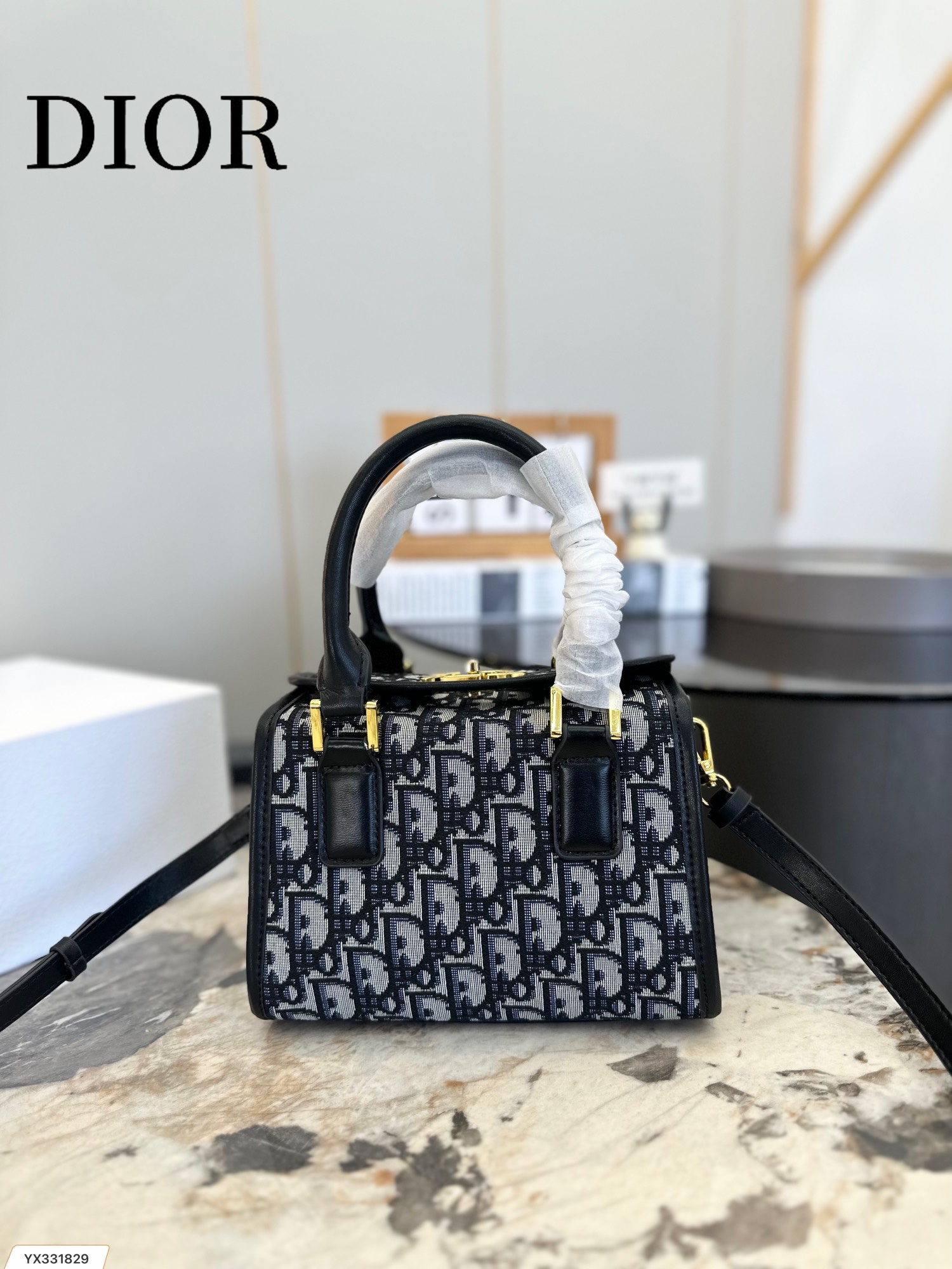 【DIOR  公式 旗艦店】ディオール   ショルダーバッグ 当日出荷 好評に付き再入荷！19*13CM
