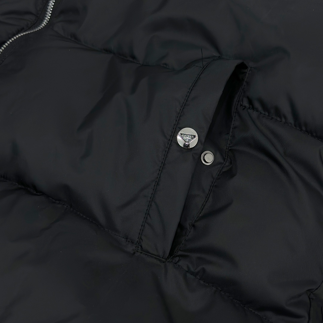 【PRADA  公式旗艦店】プラダ  ダウンジャケット好評に付き再入荷！