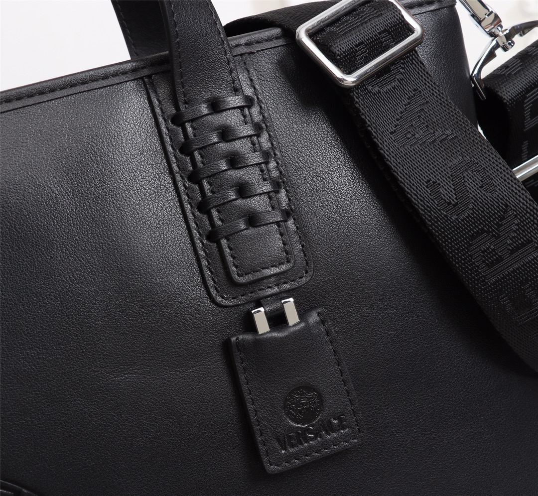 【VERSACE   公式旗艦店】ヴェルサーチ   斜めがけバッグ 当日出荷 好評に付き再入荷39*29*7CM