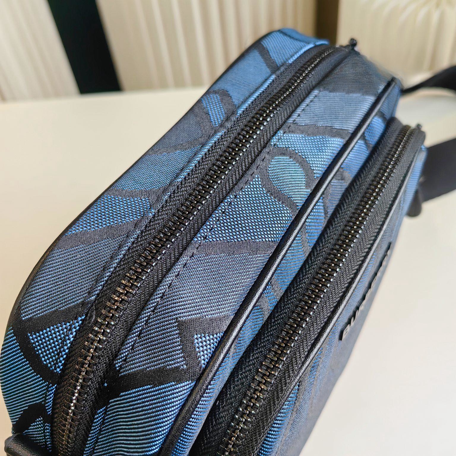 【BURBERRY  公式旗艦店】バーバリー 斜めがけバッグ 当日出荷 好評に付き再入荷！22*16CM