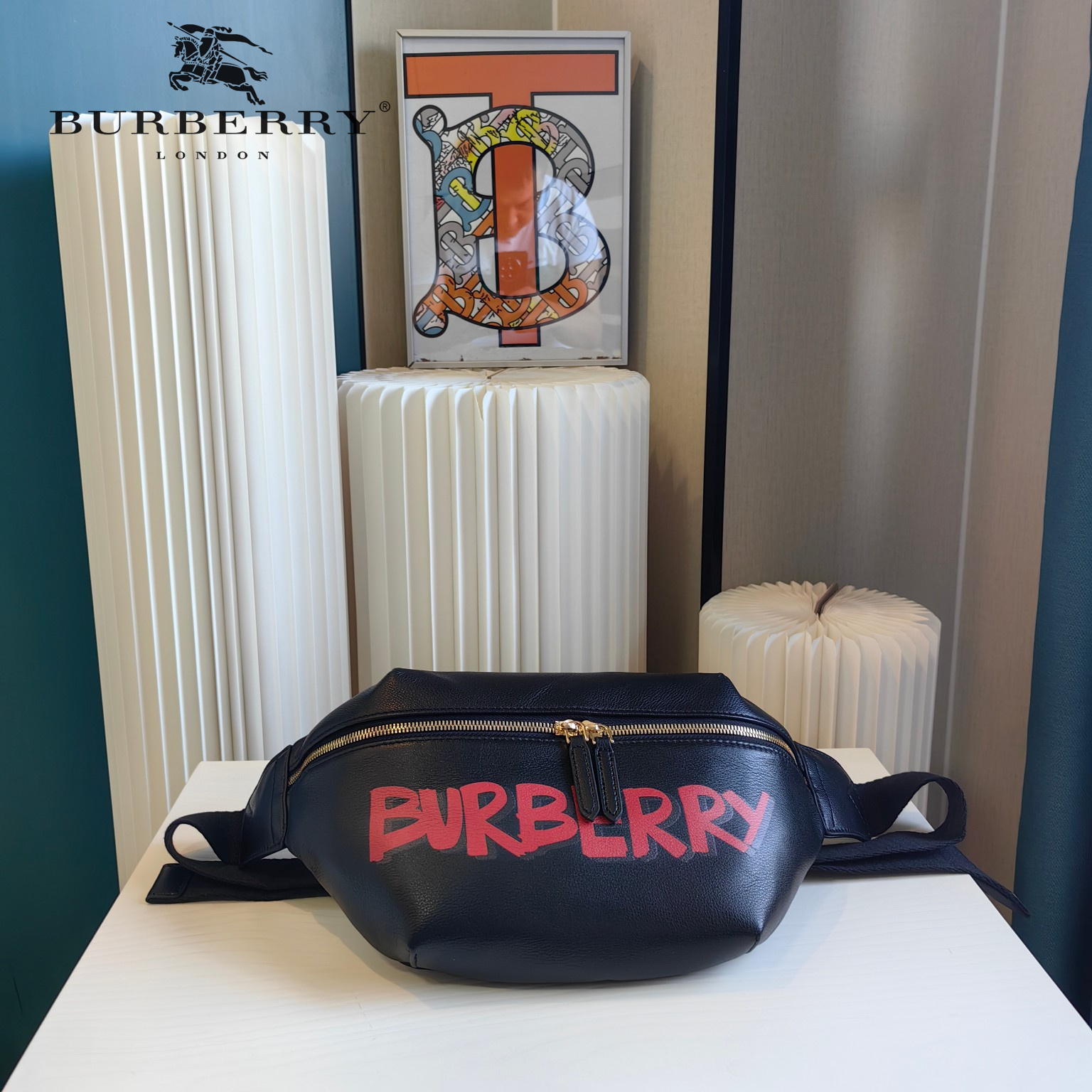 【BURBERRY 公式旗艦店】バーバリー  胸ポケット 当日出荷 好評に付き再入荷！21*18CM