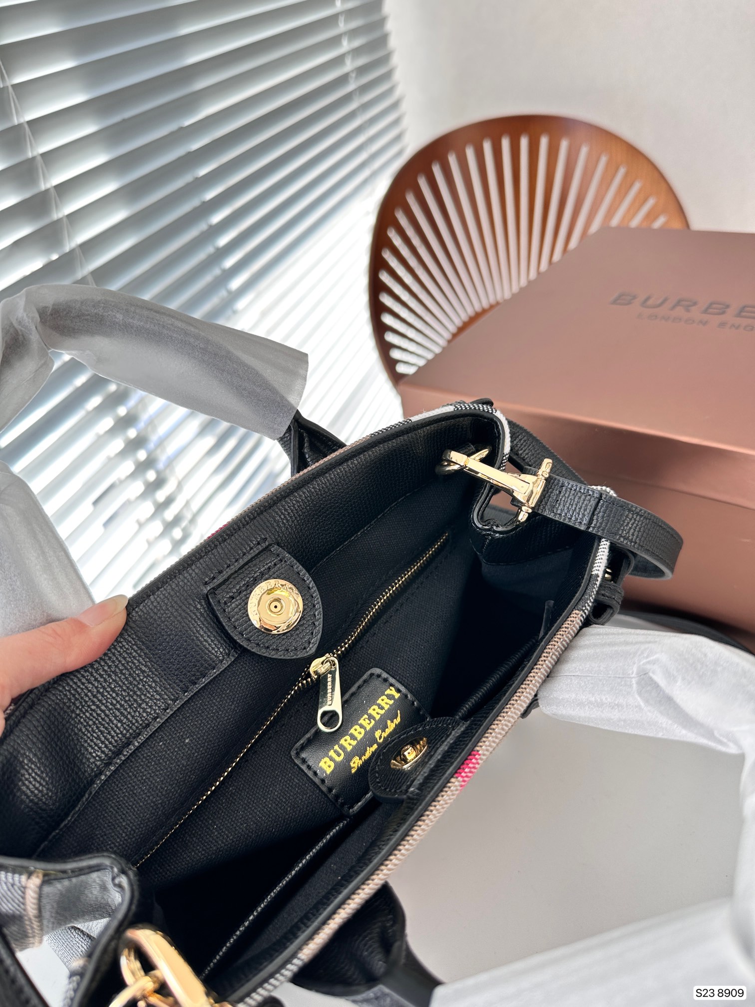 【BURBERRY 公式旗艦店】バーバリー  斜めがけバッグ 当日出荷 好評に付き再入荷！24*20CM