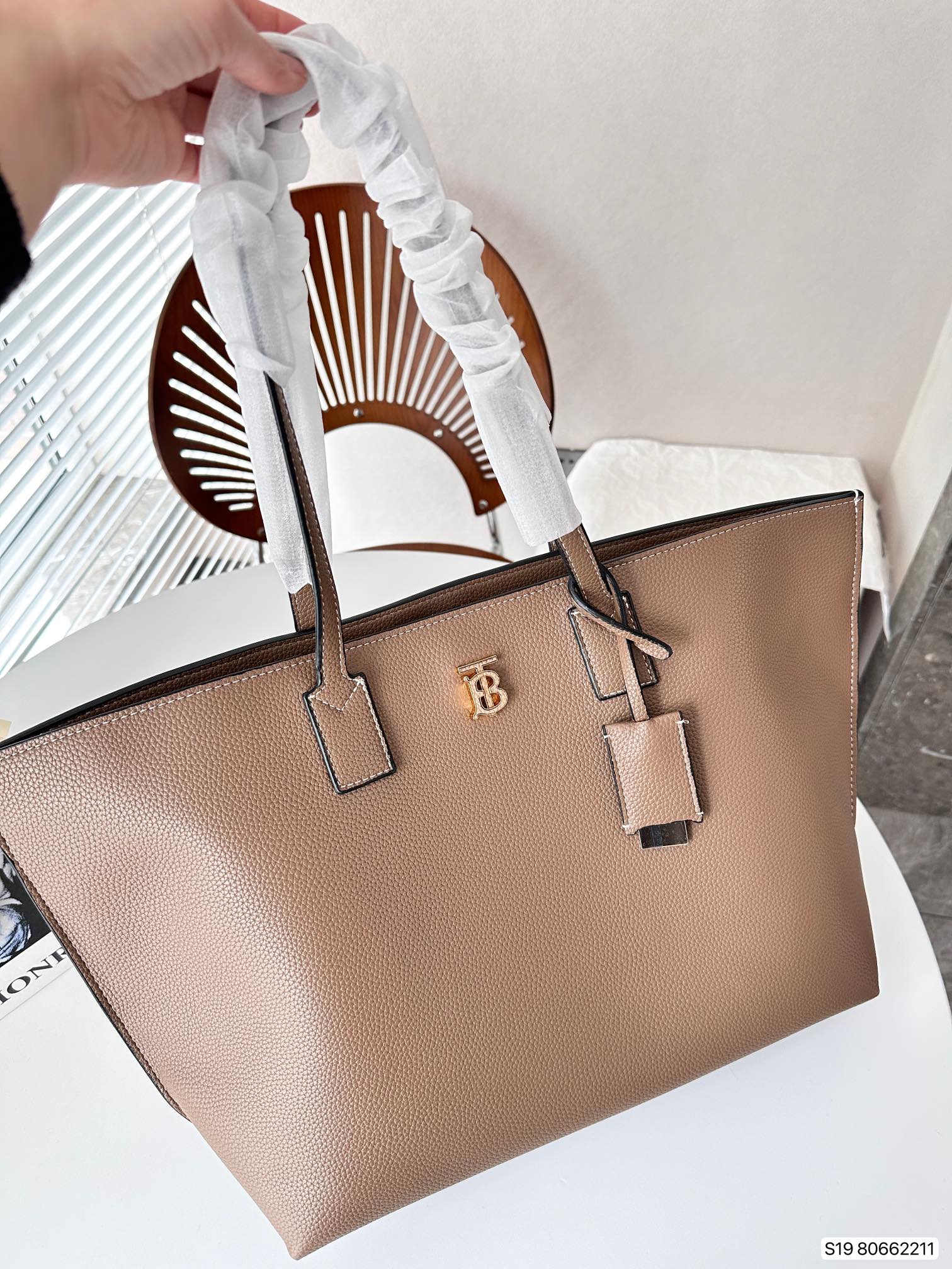 【BURBERRY 公式旗艦店】バーバリー  ハンドバッグ 当日出荷 好評に付き再入荷！34*28CM