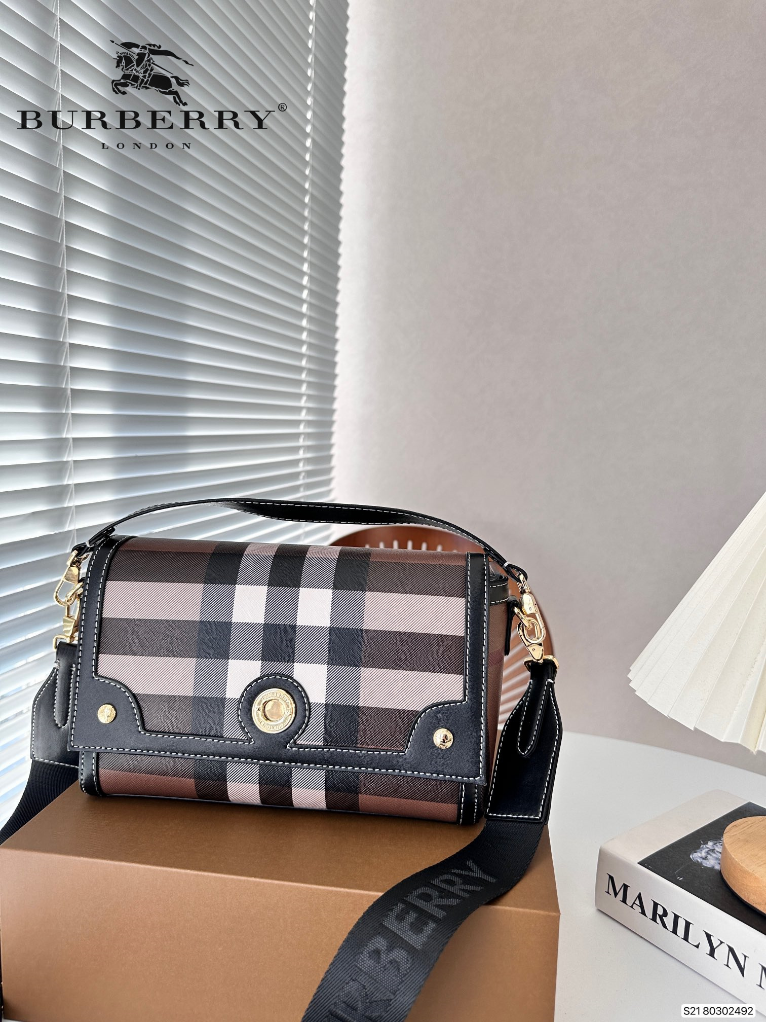 【BURBERRY 公式旗艦店】バーバリー   斜めがけバッグ当日出荷 好評に付き再入荷！24*15CM