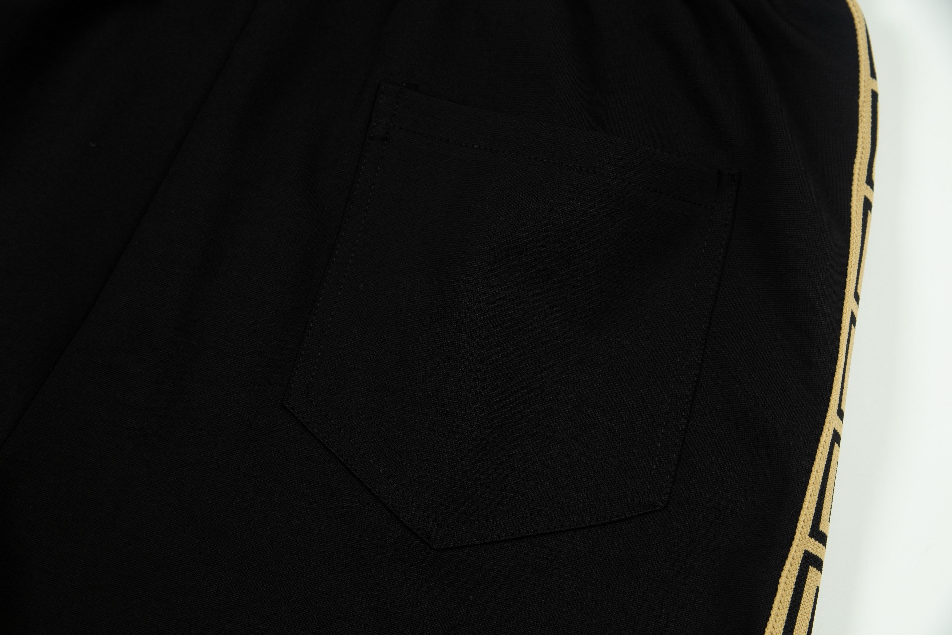 【FENDI  公式旗艦店】 フェンディ  ショートパンツ  ご好評に付き再入荷！