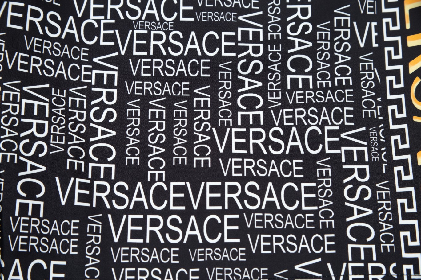 【VERSACE  公式旗艦店】ヴェルサーチ  ショートパンツ  ご好評に付き再入荷！