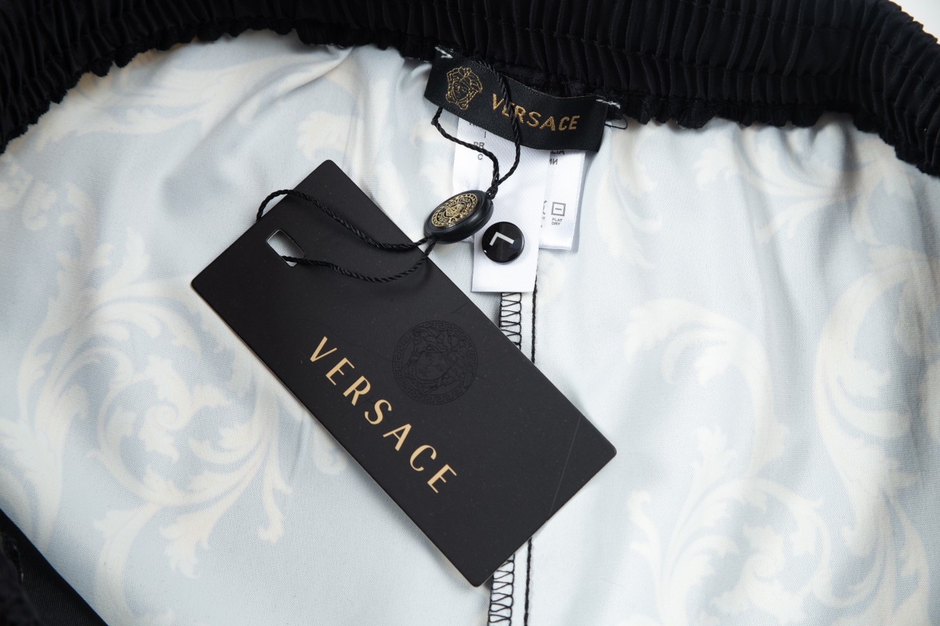 【VERSACE  公式旗艦店】ヴェルサーチ  ショートパンツ  ご好評に付き再入荷！