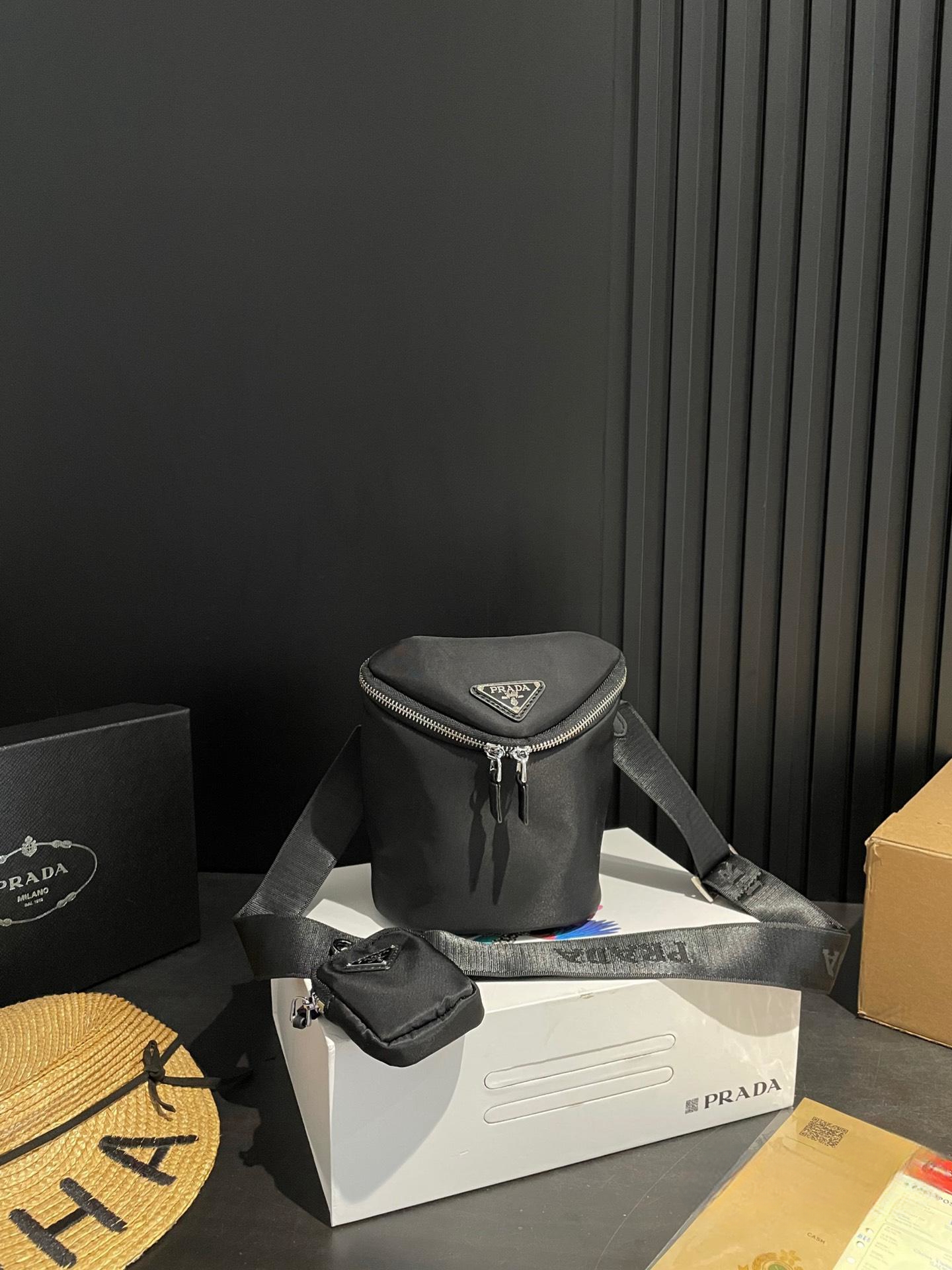 【PRADA  公式 旗艦店】プラダ  斜めがけバッグ 当日出荷 好評に付き再入荷！20*16CM  240719