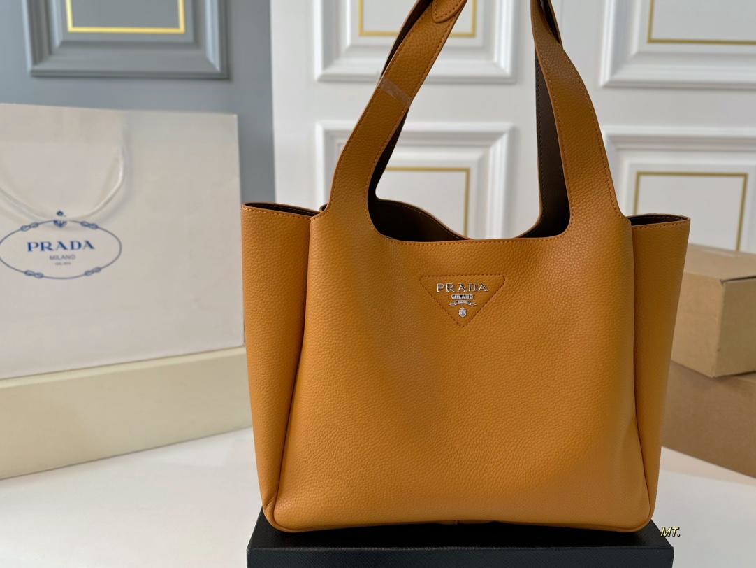 【PRADA  公式 旗艦店】プラダ  斜めがけバッグ 当日出荷 好評に付き再入荷！31*26CM  240719