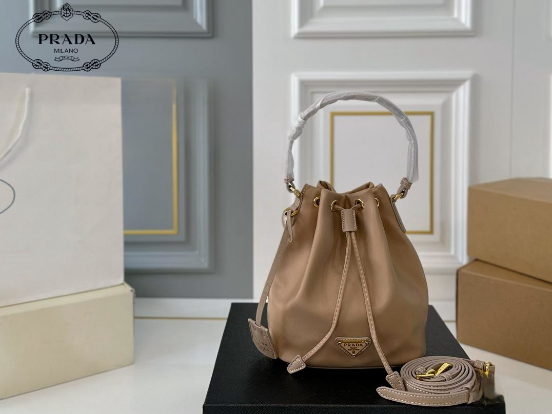 【PRADA  公式 旗艦店】プラダ  ハンドバッグ 当日出荷 好評に付き再入荷！16*19CM  240719