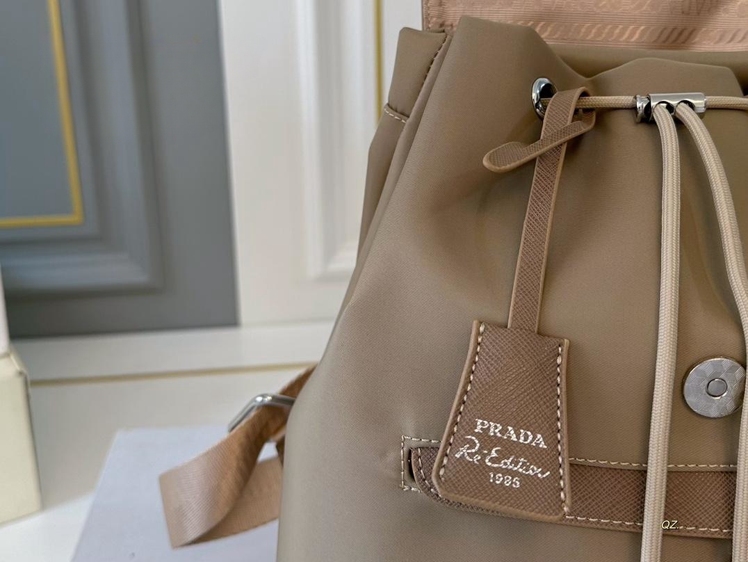 【PRADA  公式 旗艦店】プラダ   リュックサック当日出荷 好評に付き再入荷！27*30CM  240719