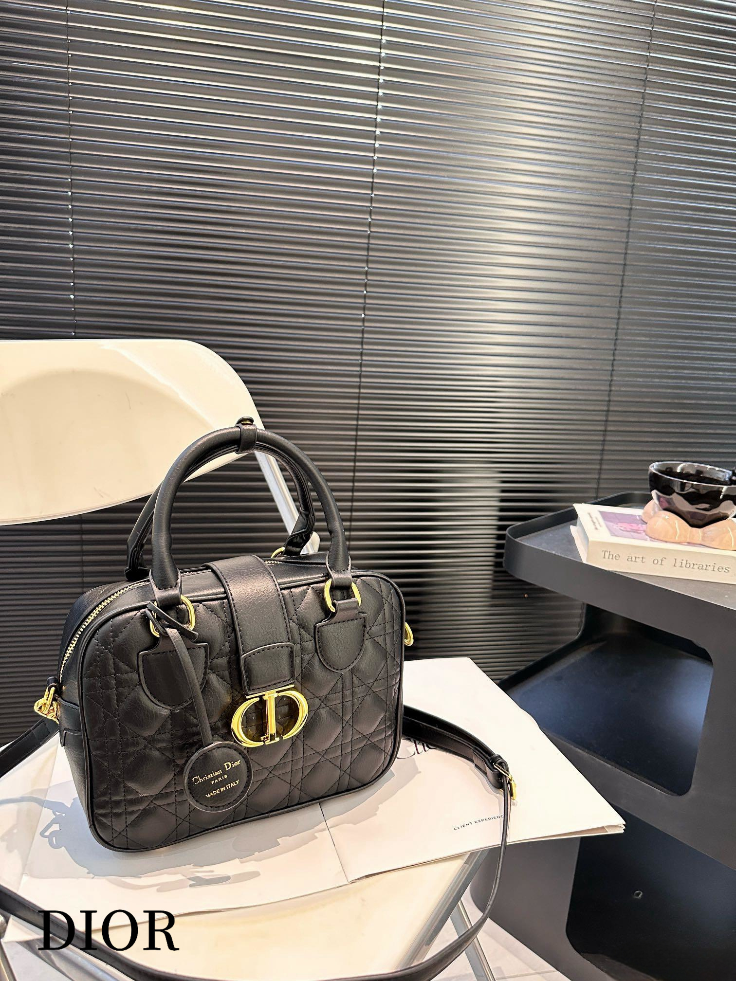 【DIOR公式旗艦店】ディオール  斜めがけバッグ 当日出荷 好評に付き再入荷！25*18CM 240720