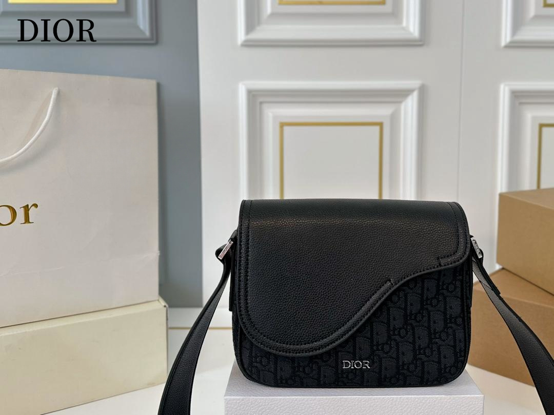 【DIOR公式旗艦店】ディオール  斜めがけバッグ 当日出荷 好評に付き再入荷！23*18CM 240720