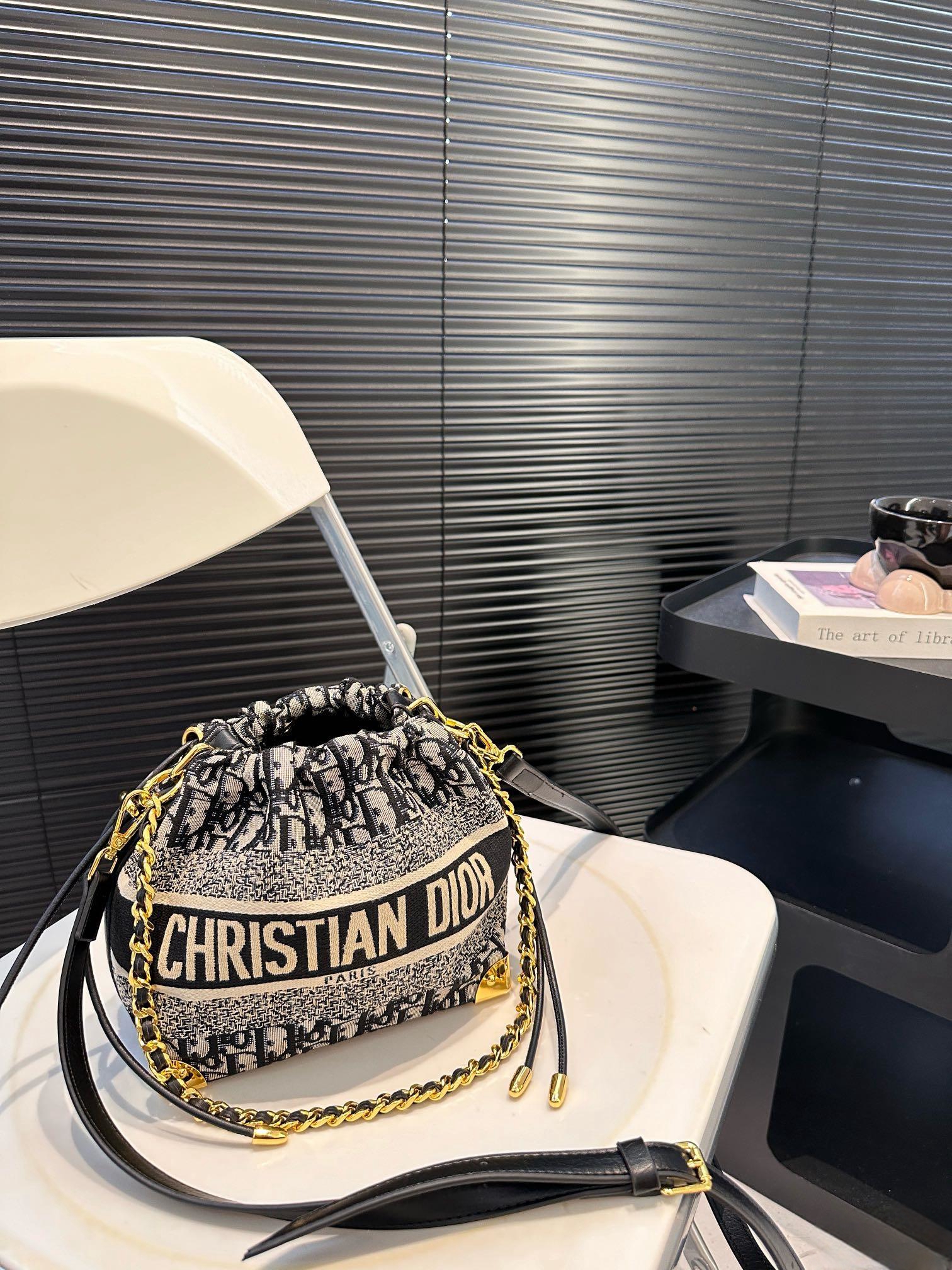 【DIOR公式旗艦店】ディオール  斜めがけバッグ 当日出荷 好評に付き再入荷！18*18.5CM 240720