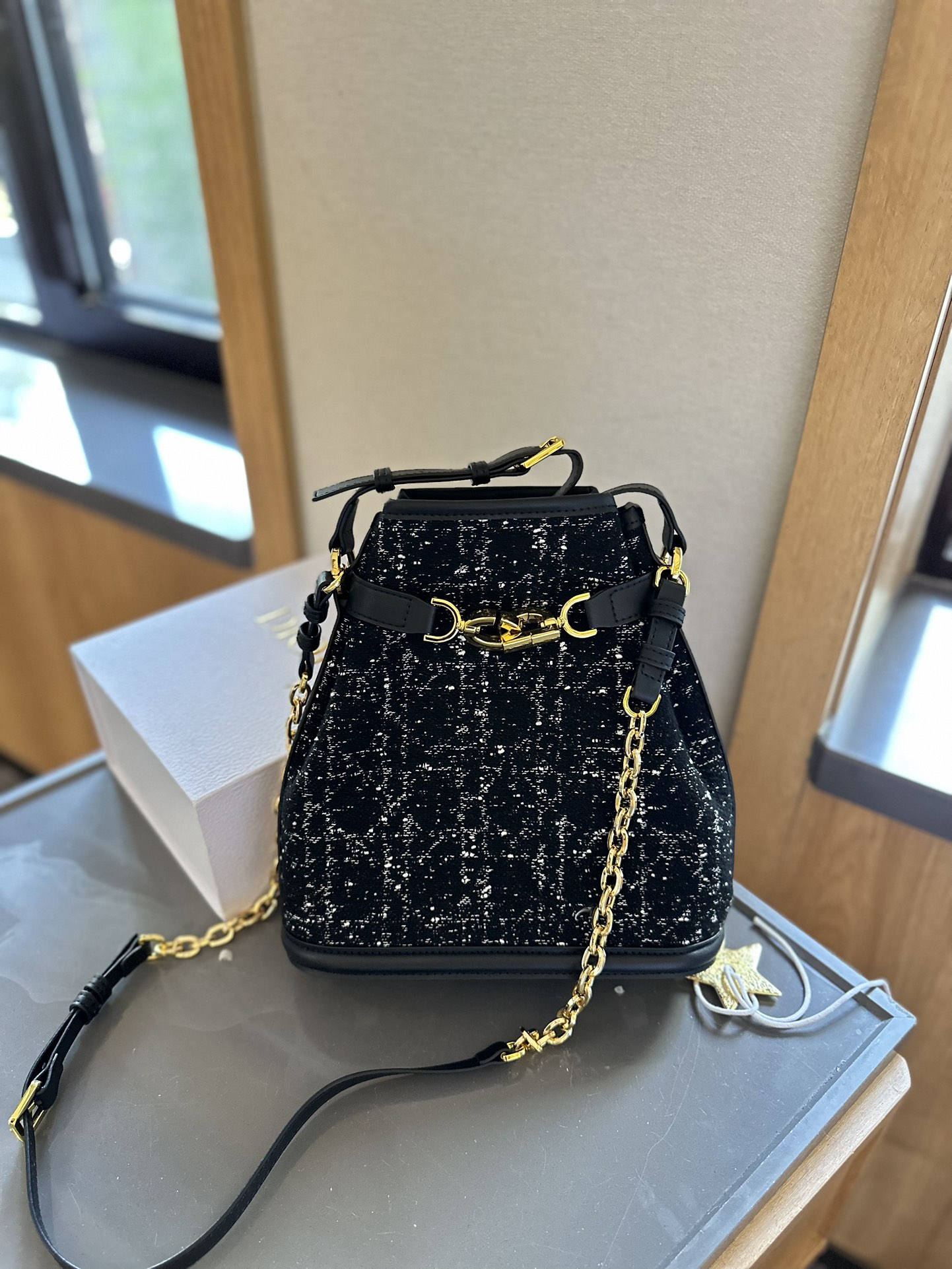 【DIOR公式旗艦店】ディオール  ハンドバッグ   当日出荷 好評に付き再入荷！24CM 240720