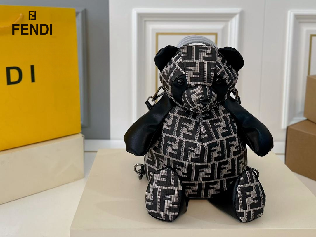 【FENDI  公式旗艦店】フェンディ  リュックサック  当日出荷 好評に付き再入荷！17*30CM  240720