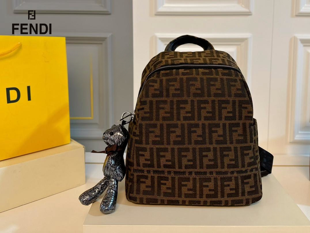 【FENDI  公式旗艦店】フェンディ  リュックサック  当日出荷 好評に付き再入荷！28*31CM  240720