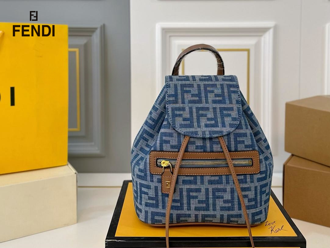 【FENDI  公式旗艦店】フェンディ  リュックサック  当日出荷 好評に付き再入荷！21*24CM  240720