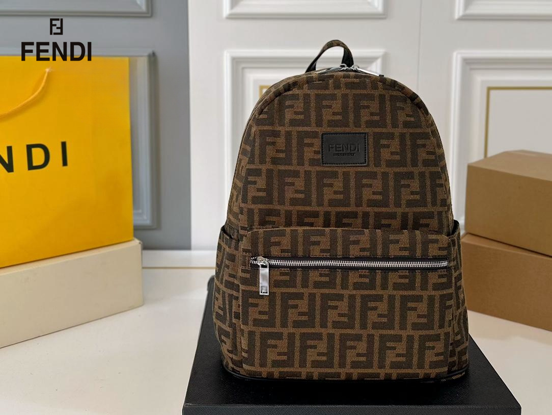 【FENDI  公式旗艦店】フェンディ  リュックサック  当日出荷 好評に付き再入荷！32*37CM  240720