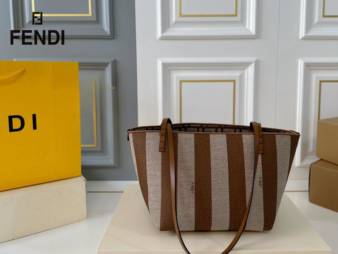 【FENDI  公式旗艦店】フェンディ  リュックサック  当日出荷 好評に付き再入荷！28*31CM  240720