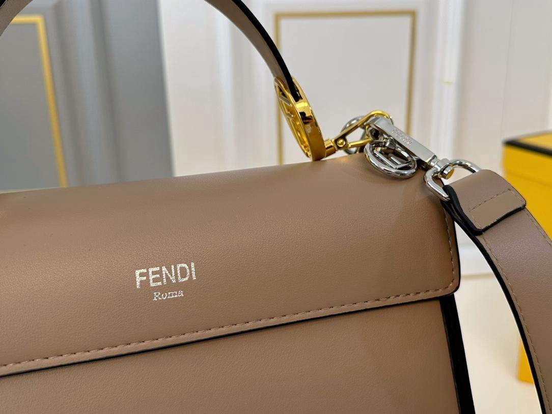 【FENDI  公式旗艦店】フェンディ 斜めがけバッグ  当日出荷 好評に付き再入荷！25*18CM  240720