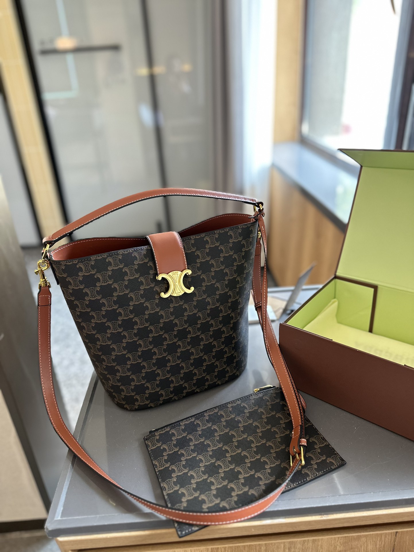 【CELINE 公式旗艦店】セリーヌ 斜めがけバッグ 当日出荷 好評に付き再入荷！18*22CM  1240722