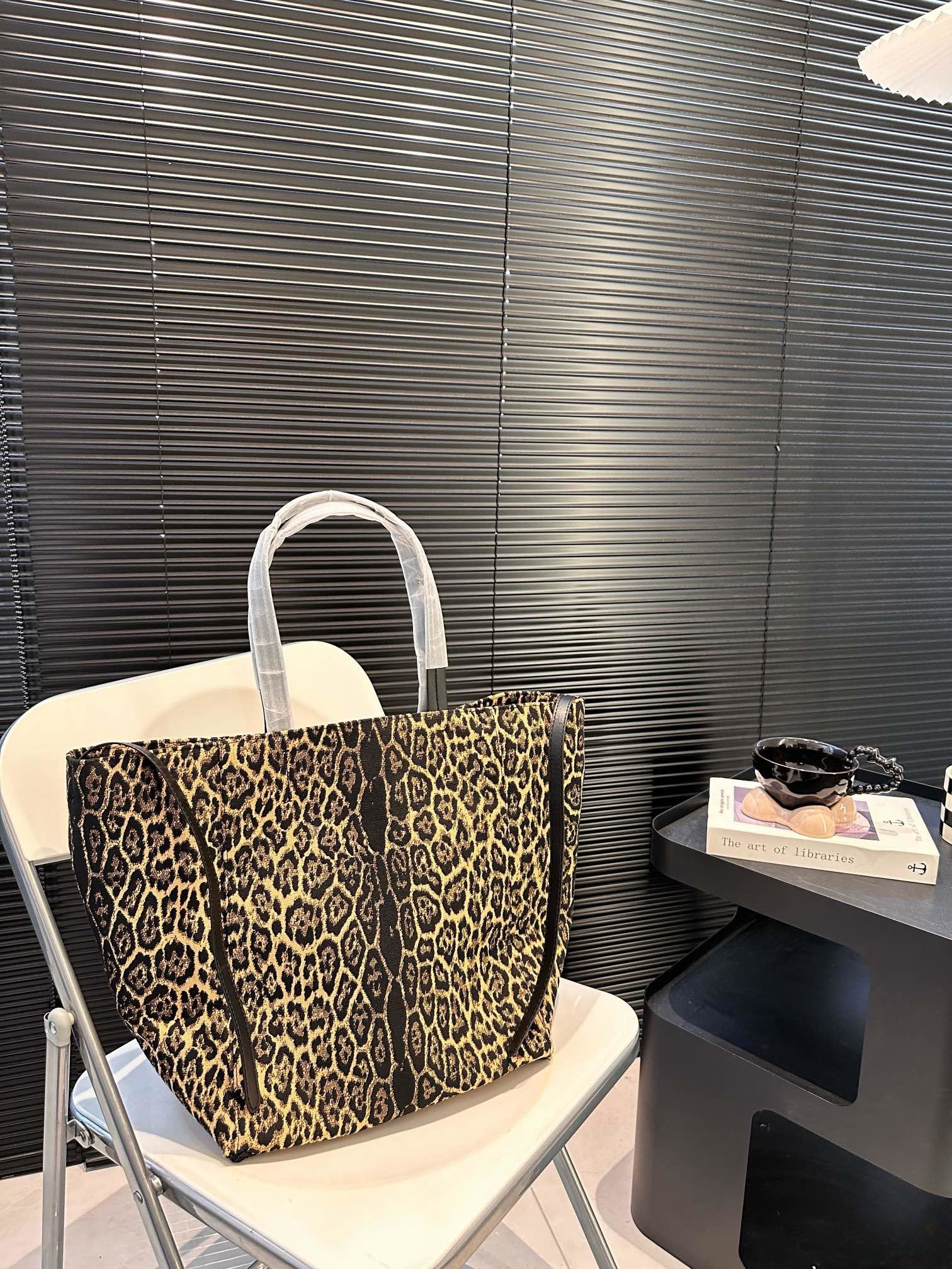 【CELINE 公式旗艦店】セリーヌ ハンドバッグ 当日出荷 好評に付き再入荷！29*34CM  1240723