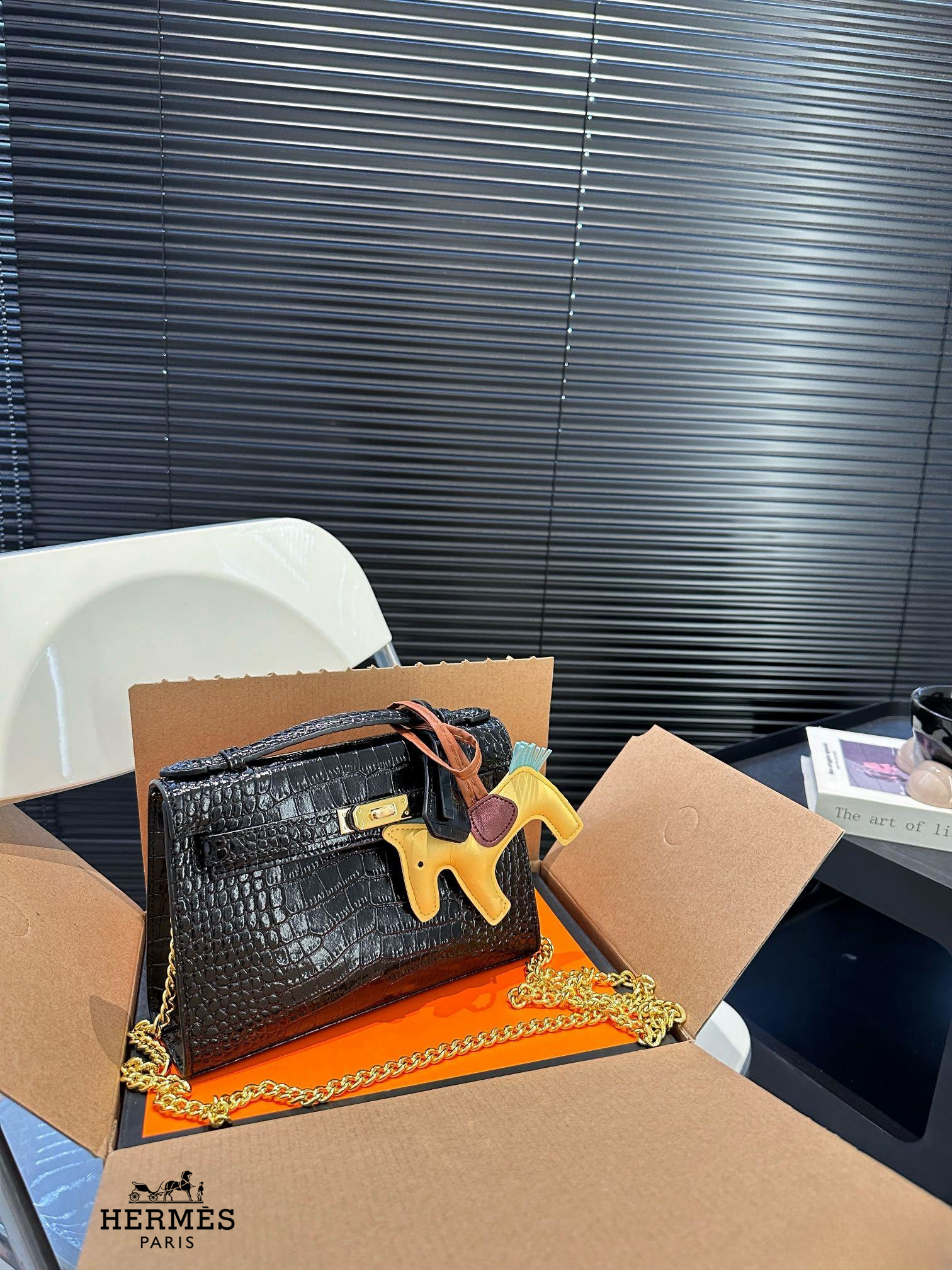 【Hermès 公式旗艦店】エルメス 斜めがけバッグ 当日出荷 好評に付き再入荷！21*14CM  240724