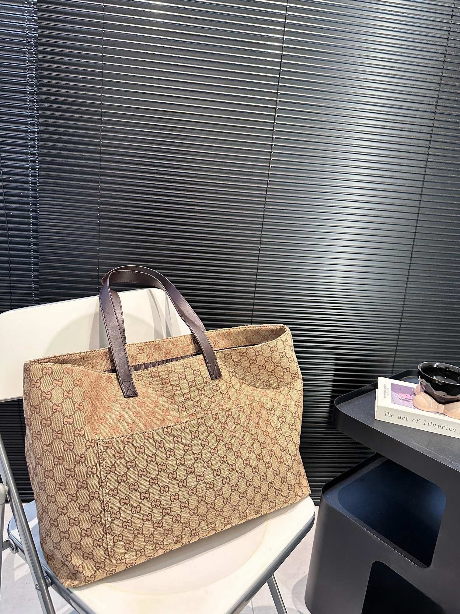 【GUCCI 公式旗艦店】グッチ ハンドバッグ 当日出荷 好評に付き再入荷！44*31CM  240724