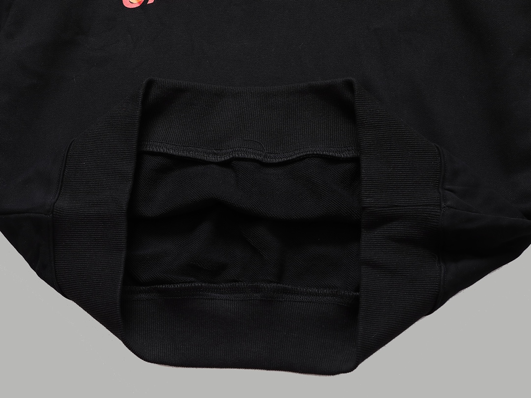 【GUCCI  公式旗艦店】グッチ 丸首の衛衣 スウェットご好評に付き再入荷 240811