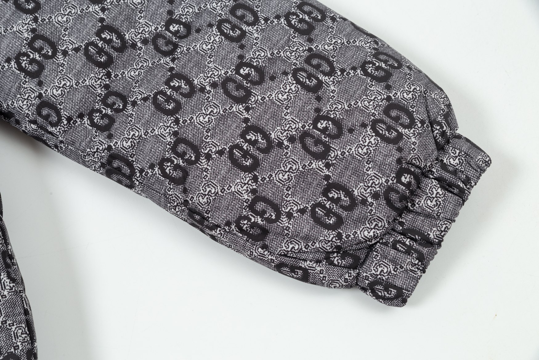 【GUCCI  公式旗艦店】グッチ   ダウンジャケット ご好評に付き再入荷！240927