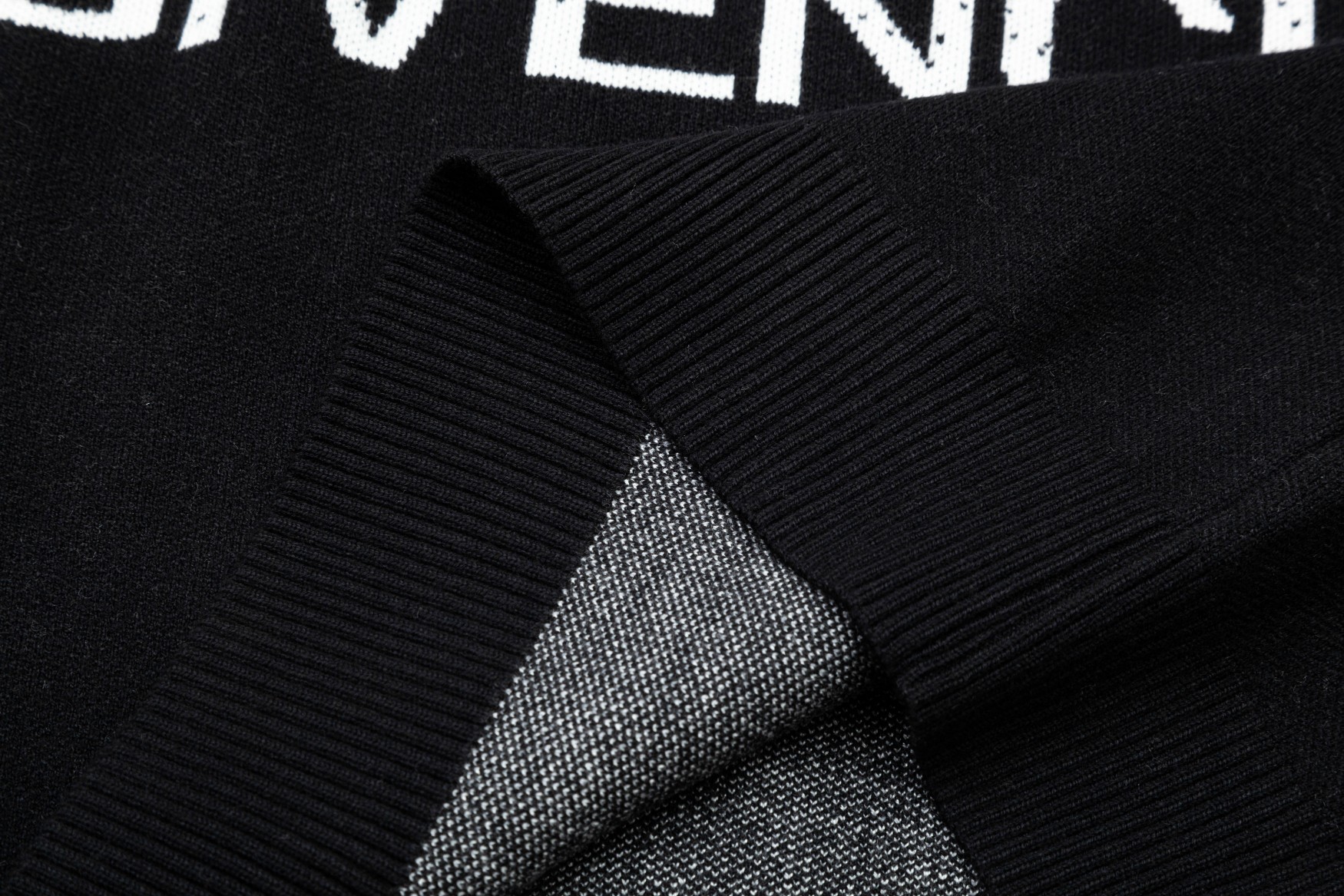 【GIVENCHY  公式旗艦店】ジバンシー  セーター好評に付き再入荷！ 240930