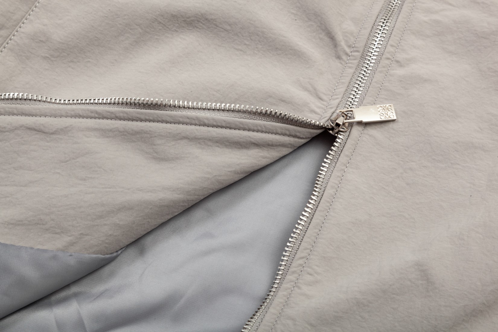 【LOEWE  公式旗艦店】ロエベ  ジャケット着 ご好評に付き再入荷！241021