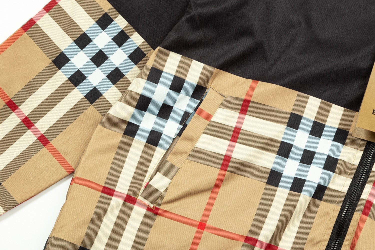 【BURBERRY  公式旗艦店】バーバリー  ジャケット着 ご好評に付き再入荷！241021